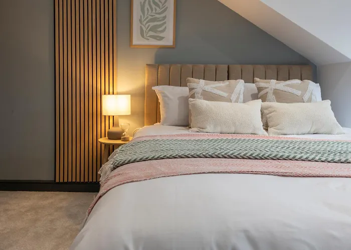 Spacious 4-bed Near Kirkstall & With Parking Ideal For Long & Work Trips Апартаменти Лідс