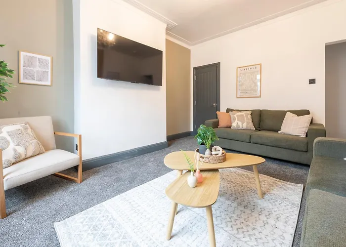 Апартаменти Spacious 4-bed Near Kirkstall & With Parking Ideal For Long & Work Trips Лідс