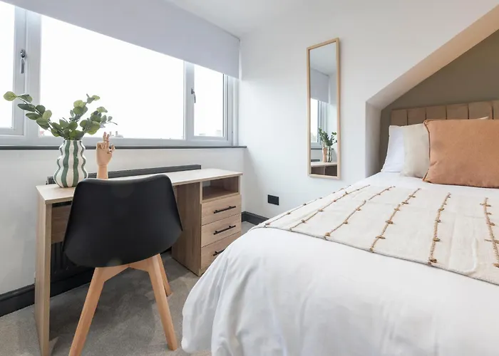 Spacious 4-bed Near Kirkstall & With Parking Ideal For Long & Work Trips Апартаменти *