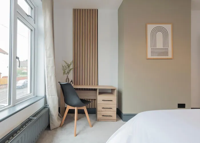 Апартаменти Spacious 4-bed Near Kirkstall & With Parking Ideal For Long & Work Trips Лідс