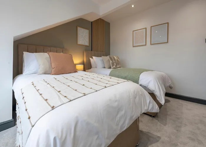 Spacious 4-bed Near Kirkstall & With Parking Ideal For Long & Work Trips Лідс