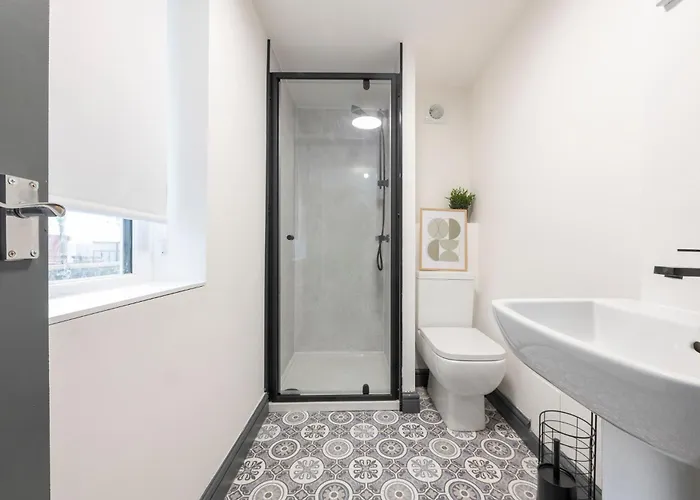 Spacious 4-bed Near Kirkstall & With Parking Ideal For Long & Work Trips Апартаменти