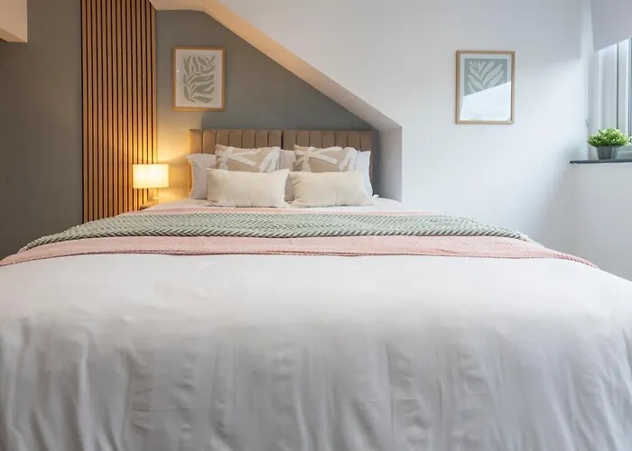 Апартаменти Spacious 4-bed Near Kirkstall & With Parking Ideal For Long & Work Trips