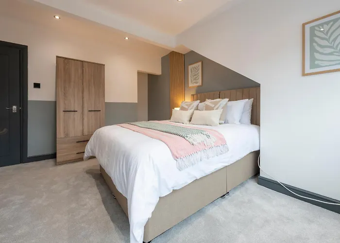 Spacious 4-bed Near Kirkstall & With Parking Ideal For Long & Work Trips Апартаменти *