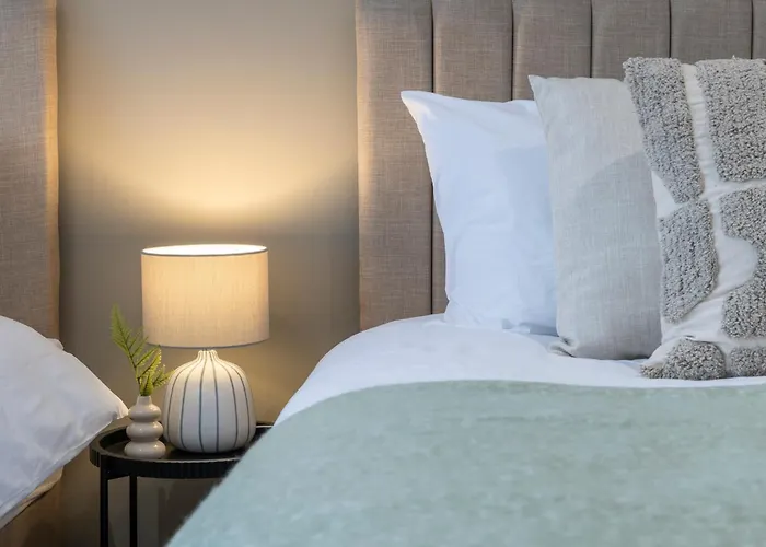 Апартаменти Spacious 4-bed Near Kirkstall & With Parking Ideal For Long & Work Trips